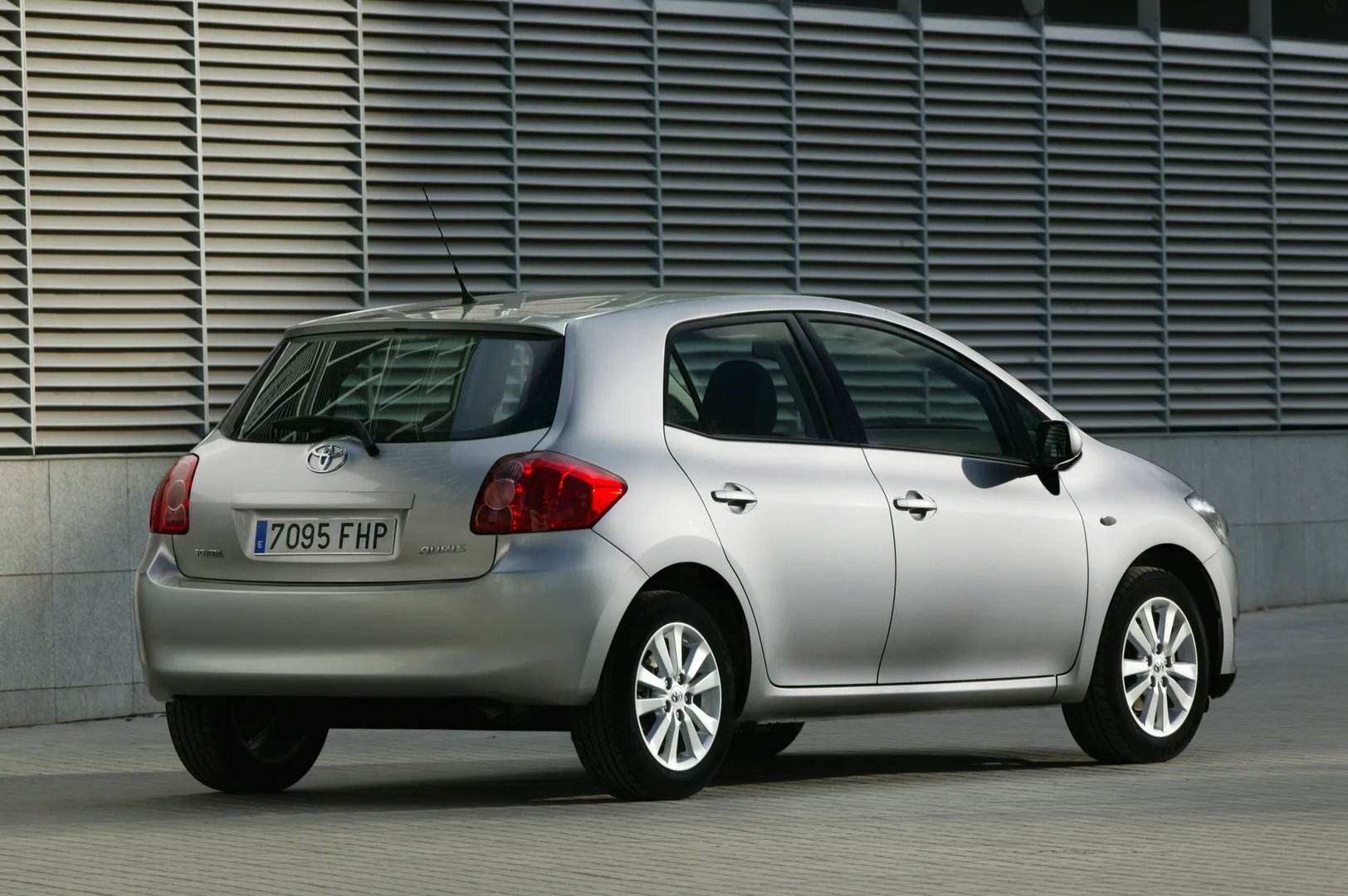 Toyota_Auris_1_generation__Hatchback_5-door__8.jpg