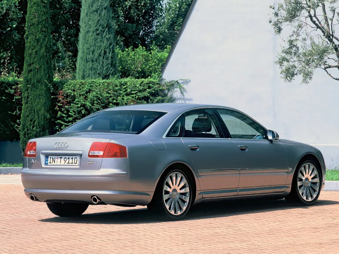 Audi_A8_2_generation__Sedan__9.jpg