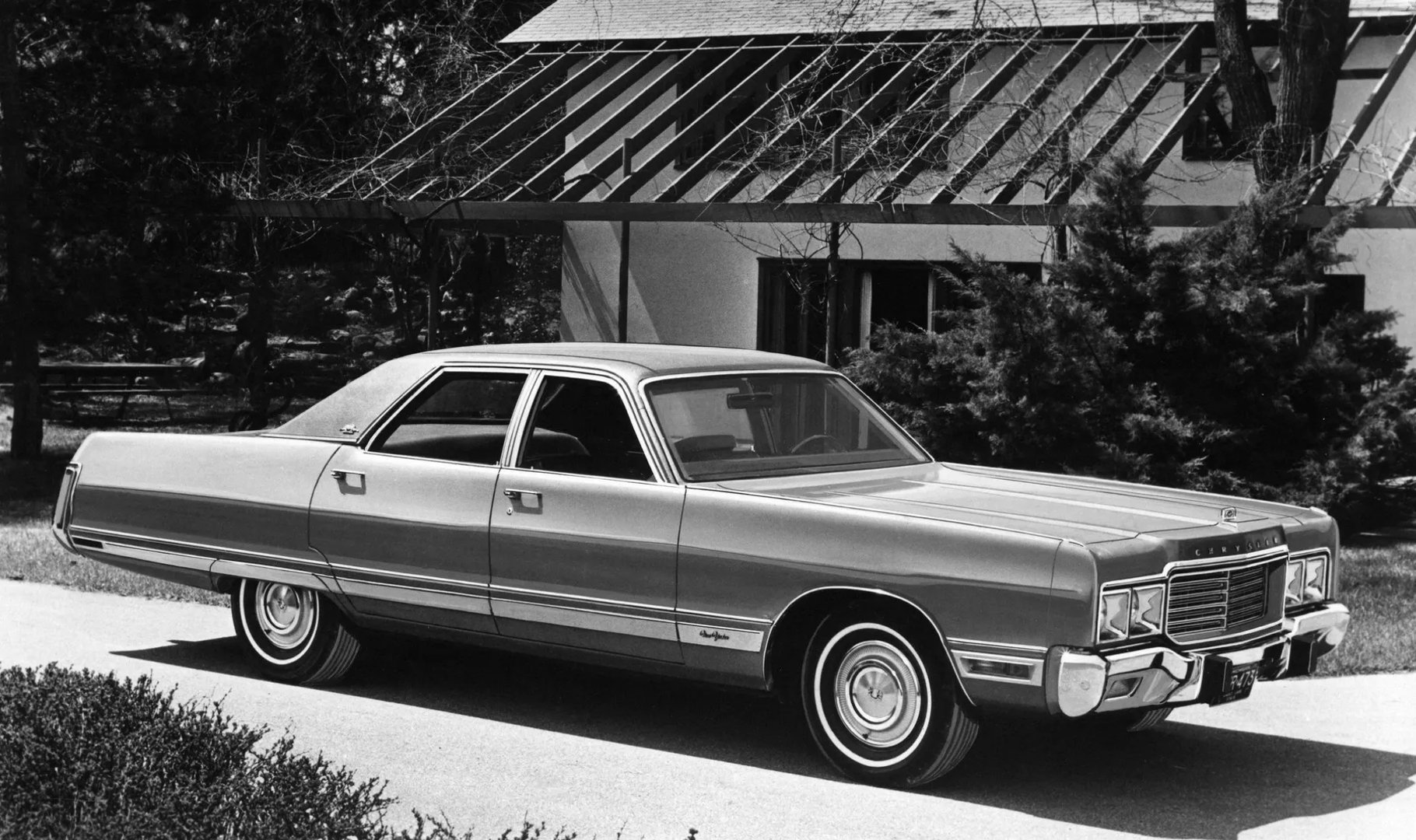 Chrysler_New_Yorker_8_generation__Sedan__2.jpg