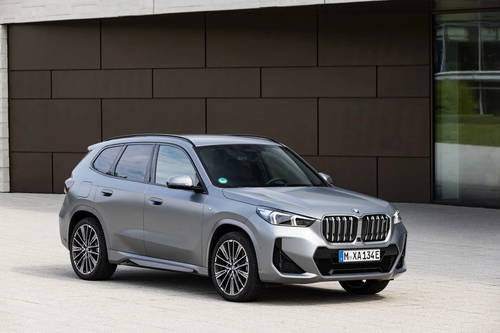 BMW_iХ1_1_generation__SUV_5-doors__1.jpg