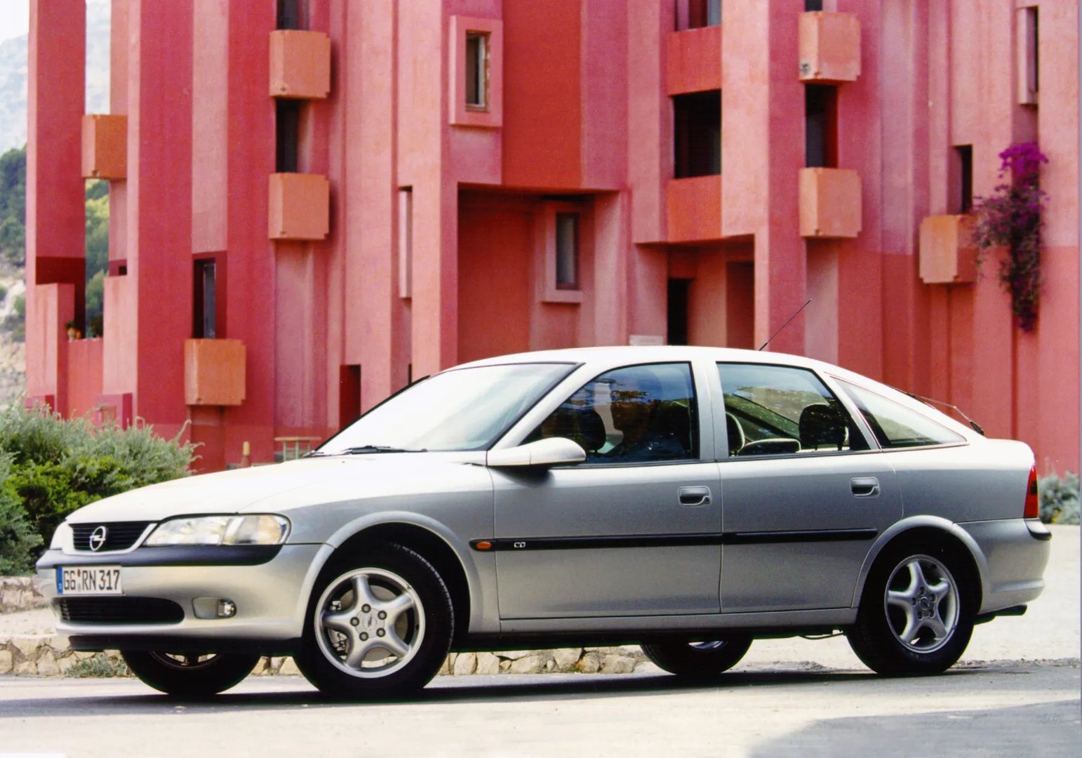 Opel_Vectra_2_generation__Liftback__9.jpg