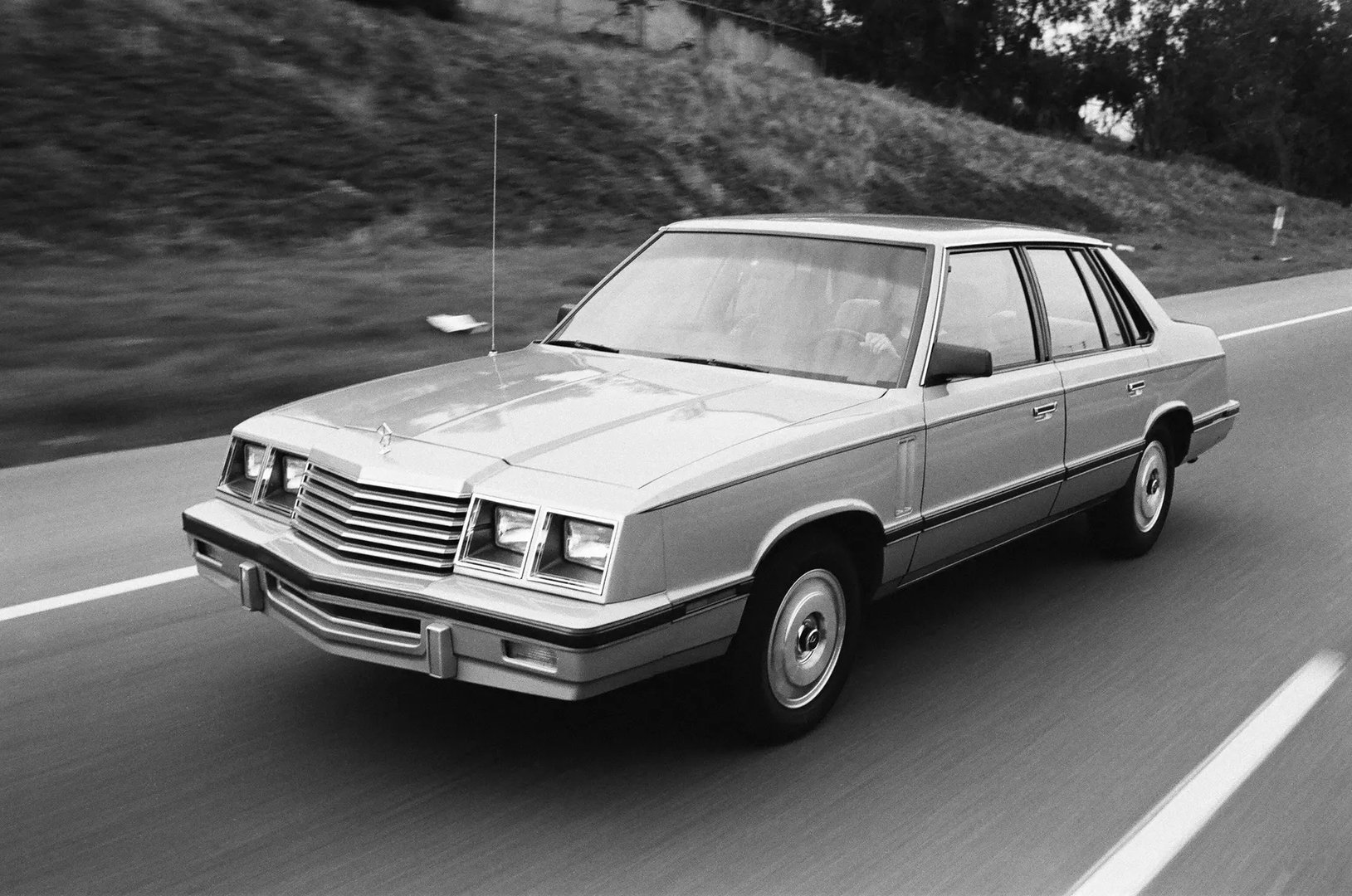 Dodge_600_1_generation__Sedan__3.jpg