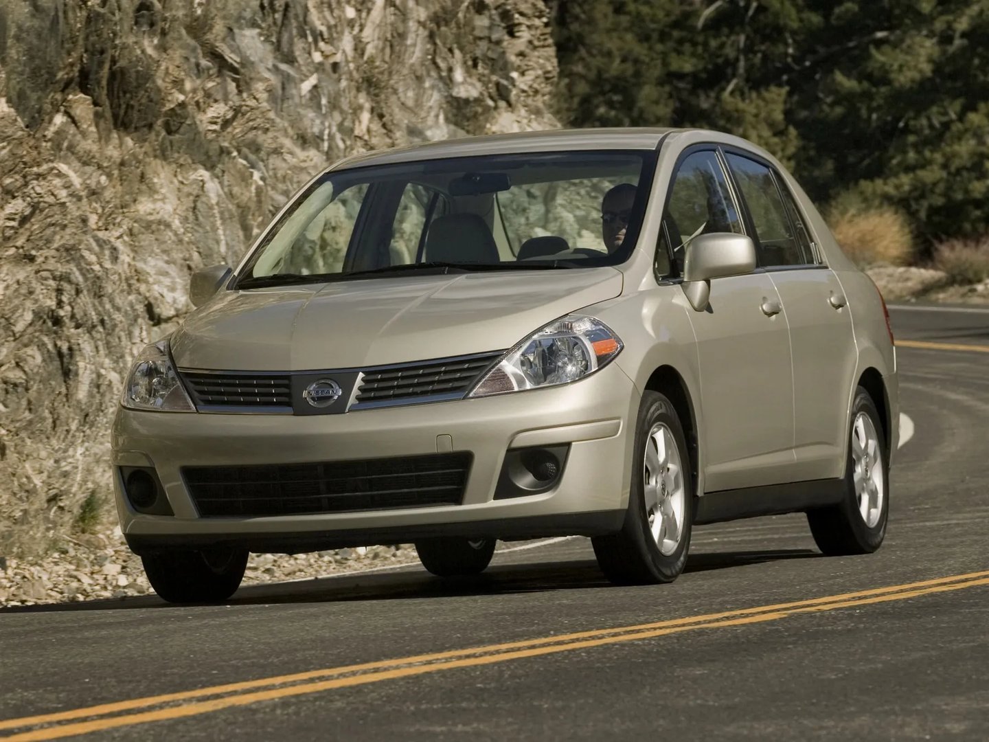 Nissan Versa 1 generation  Sedan