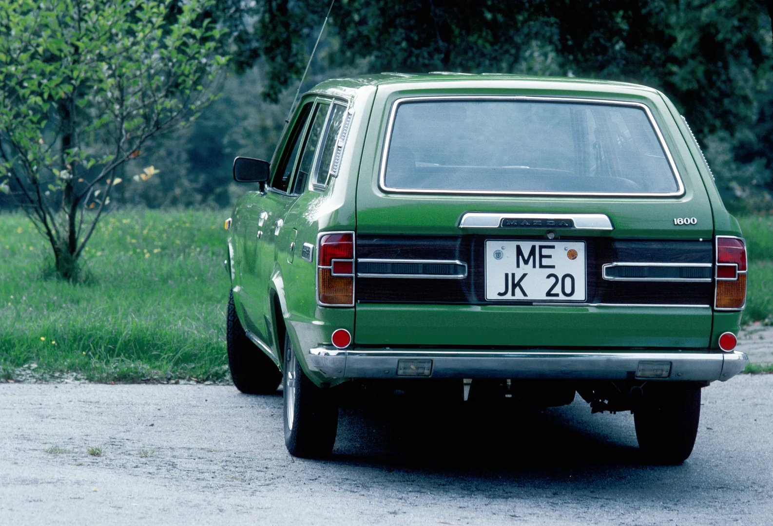 Mazda_818_1_generation__Estate_5-door__2.jpg