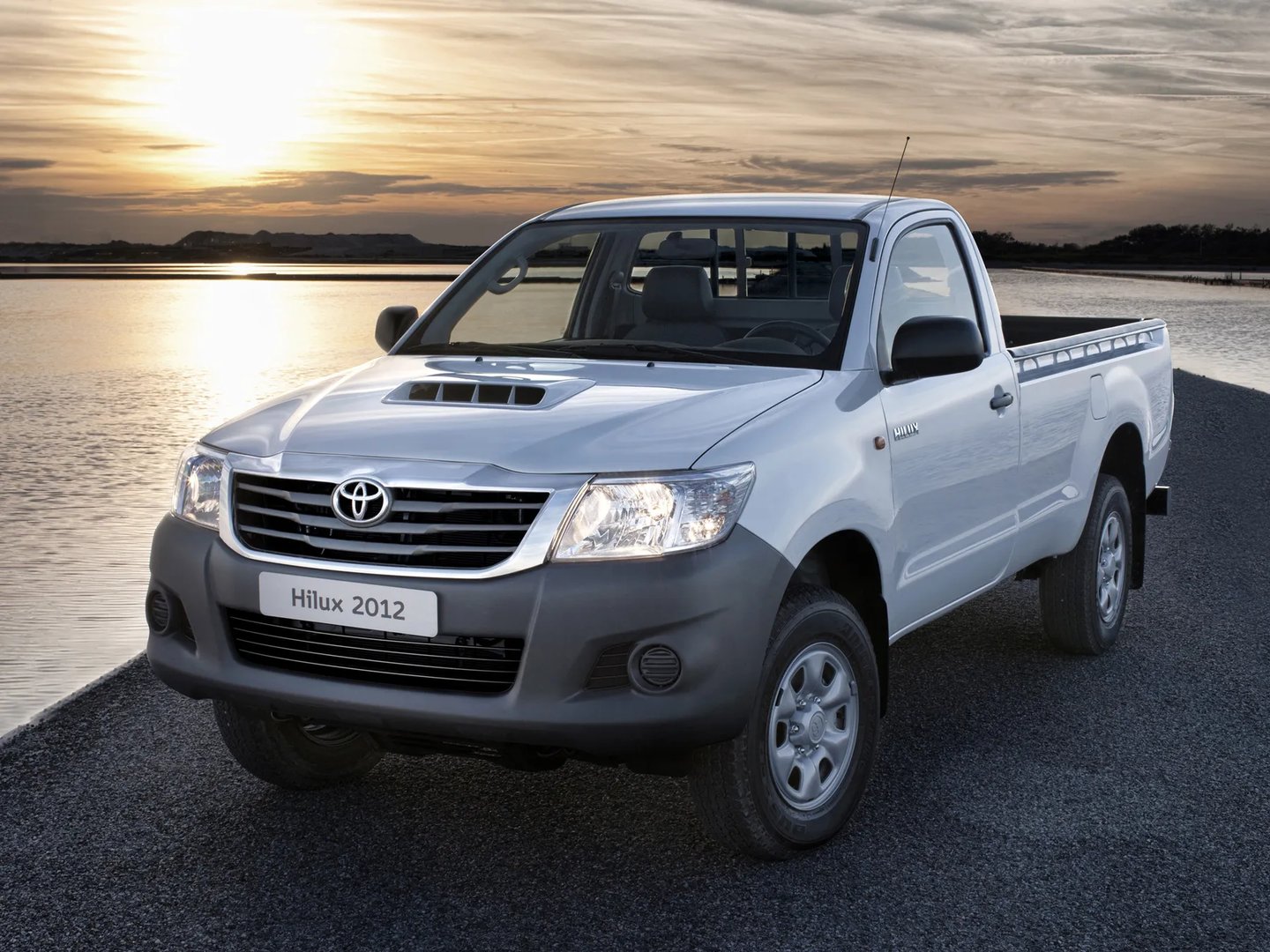 Toyota_Hilux_7_generation_restyling_2__Pickup_single-cab__5.jpg