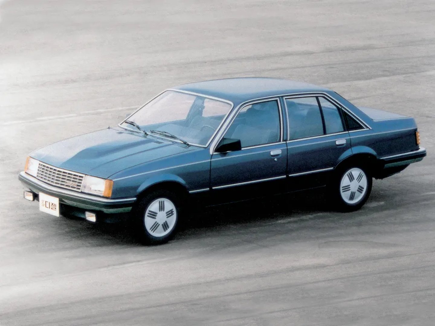 Daewoo_Royale_1_generation__Sedan__3.jpg