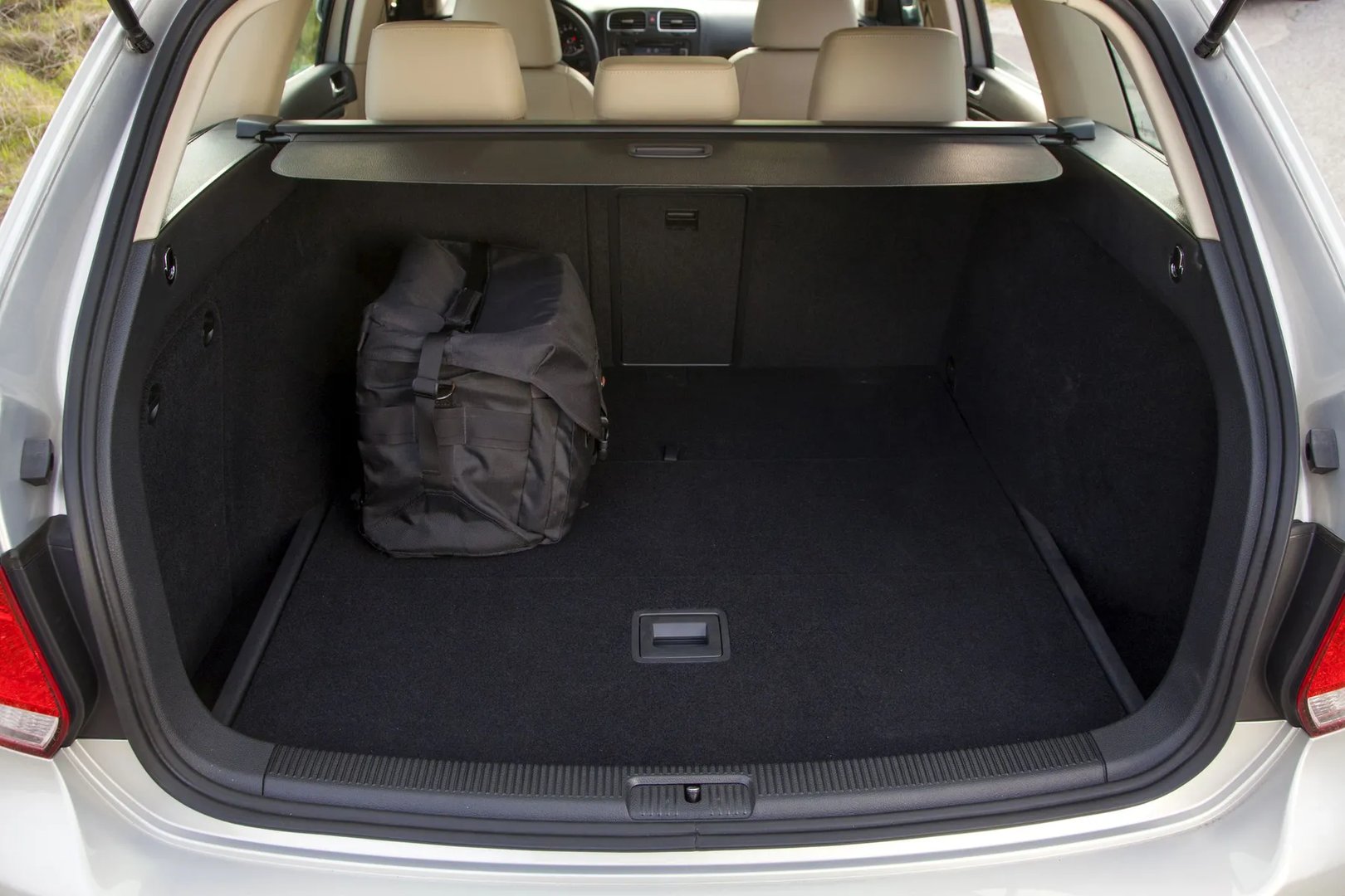 Volkswagen_Jetta_6_generation__Estate_5-door__7.jpg