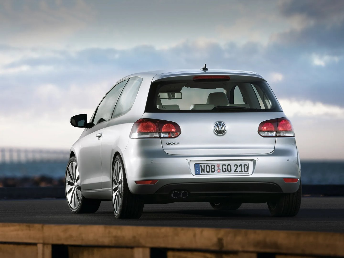Volkswagen_Golf_6_generation__Hatchback_3-door__5.jpg