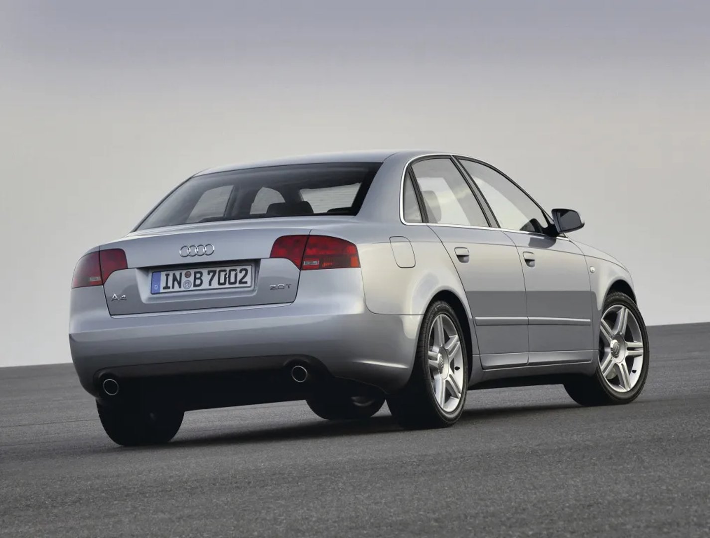 Audi_A4_3_generation__Sedan__6.jpg