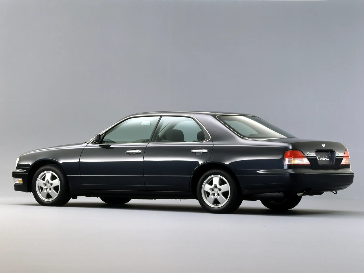 Nissan_Cedric_9_generation__Sedan__5.jpg