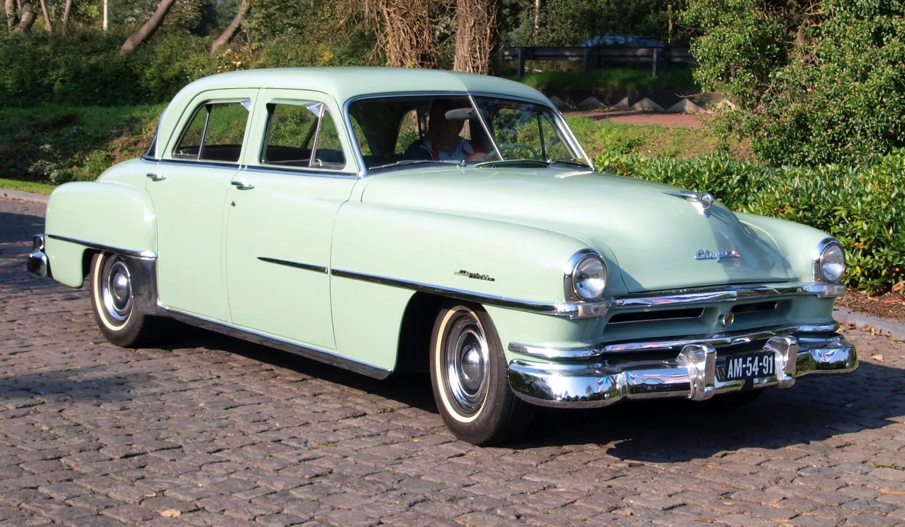 Chrysler_Windsor_4_generation__Sedan__2.jpg