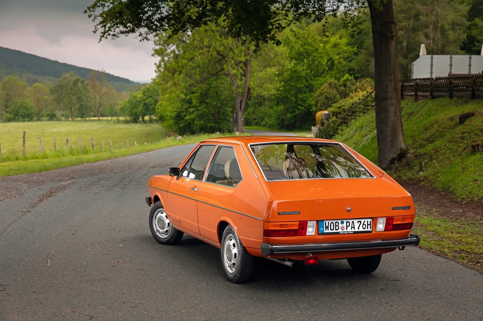 Volkswagen_Passat_1_generation__Hatchback_3-door__4.jpg