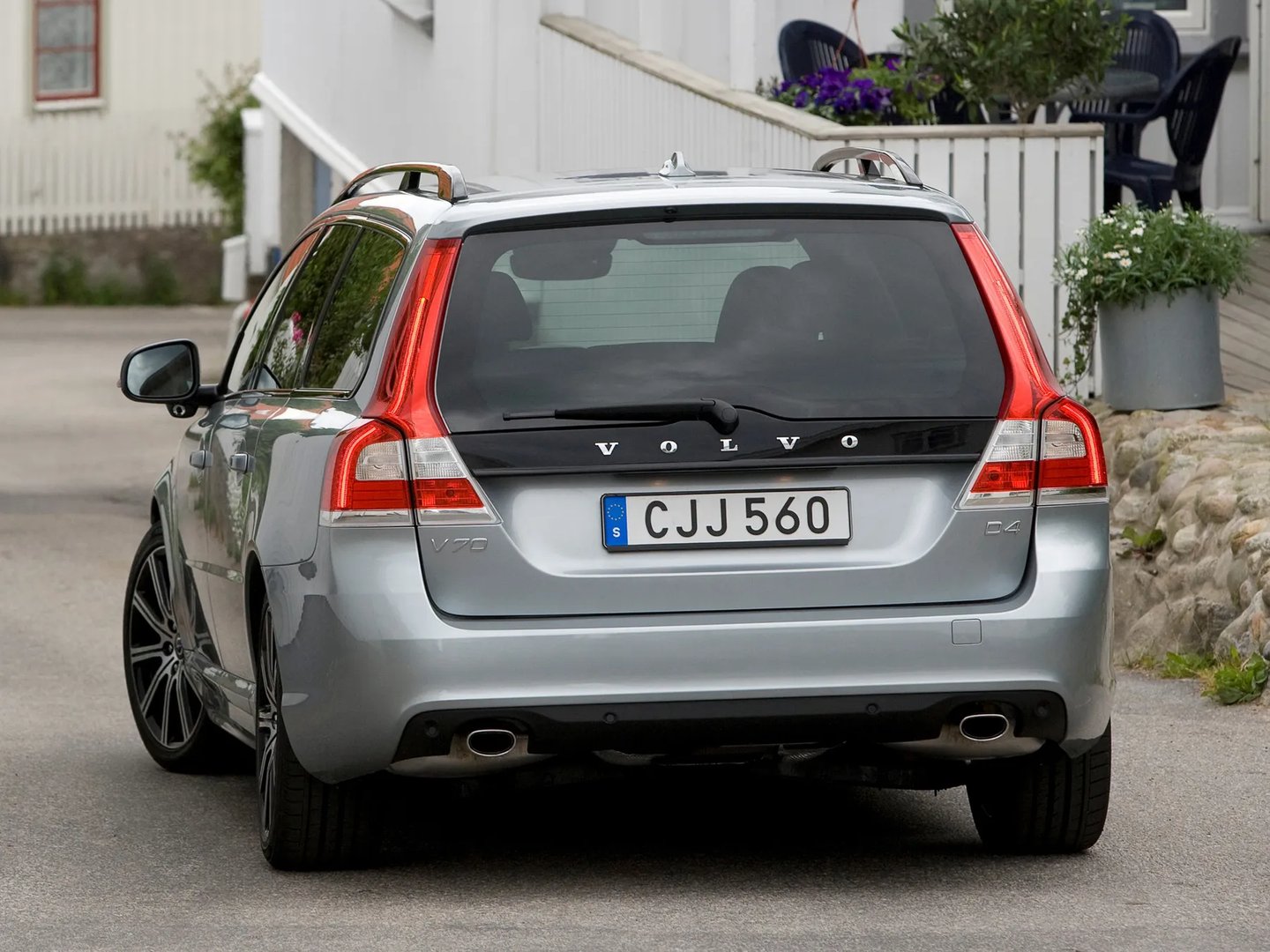 Volvo_V70_3_generation_restyling__Estate_5-door__6.jpg
