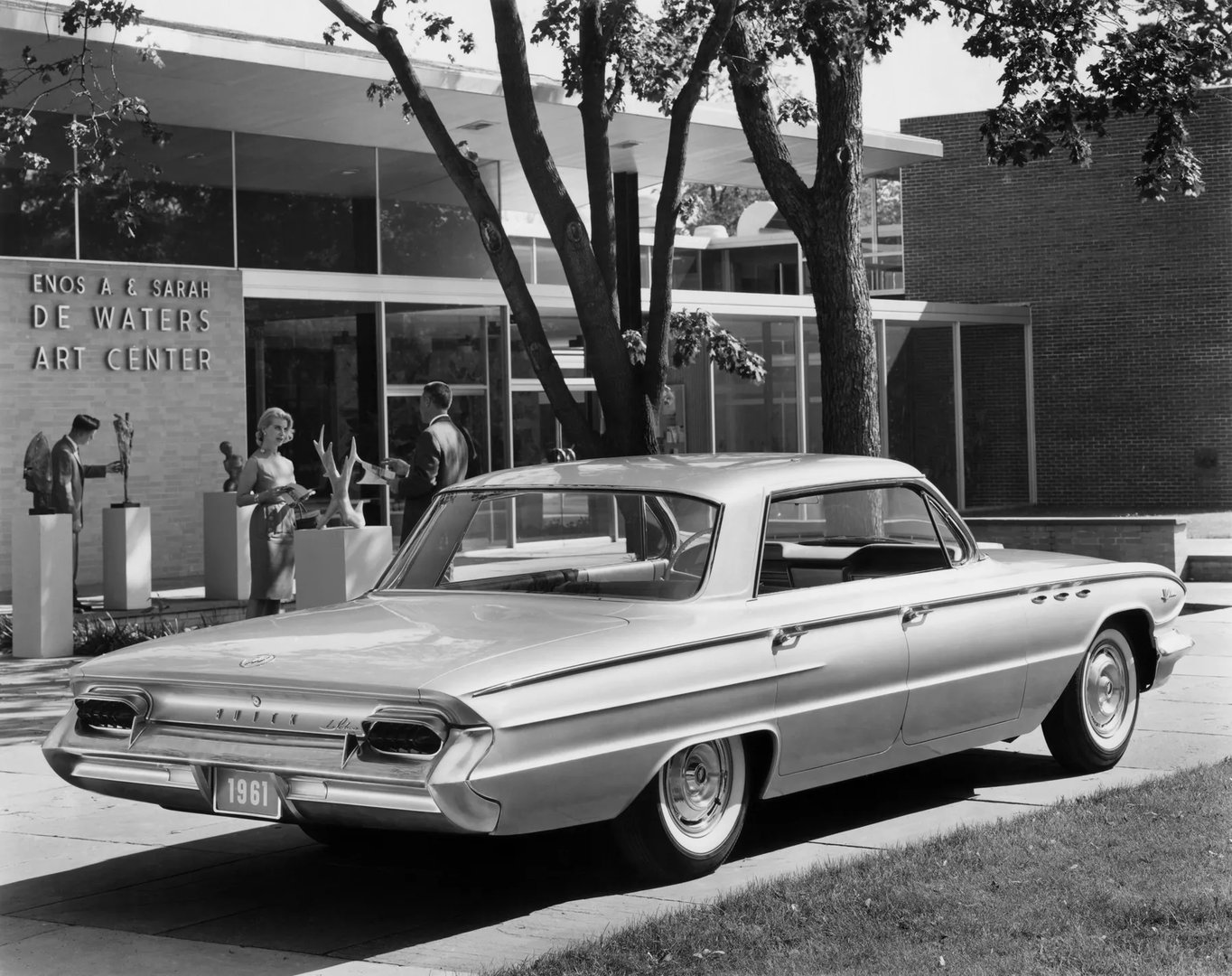 Buick_LeSabre_2_generation__Sedan_Hardtop__9.jpg