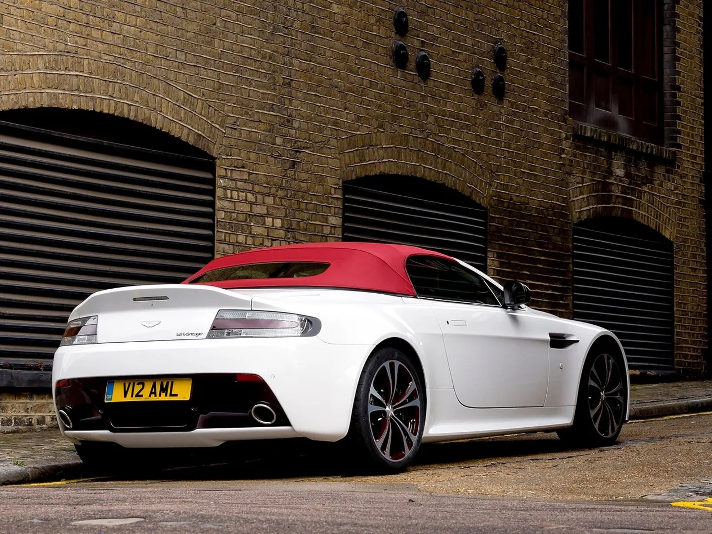 Aston Martin_V12_Vantage_1_generation__Roadster__2.jpg