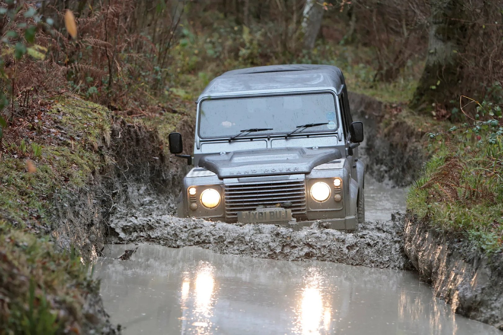 Land Rover_Defender_1_generation_restyling__Pickup_double-cab__2.jpg