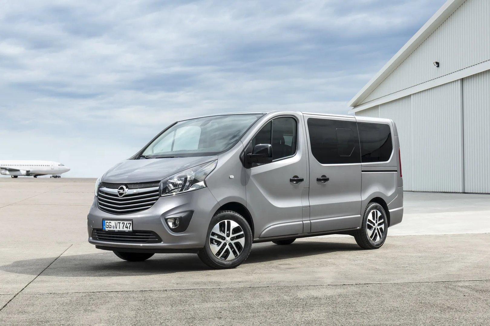 Opel_Vivaro_2_generation__Minivan__8.jpg