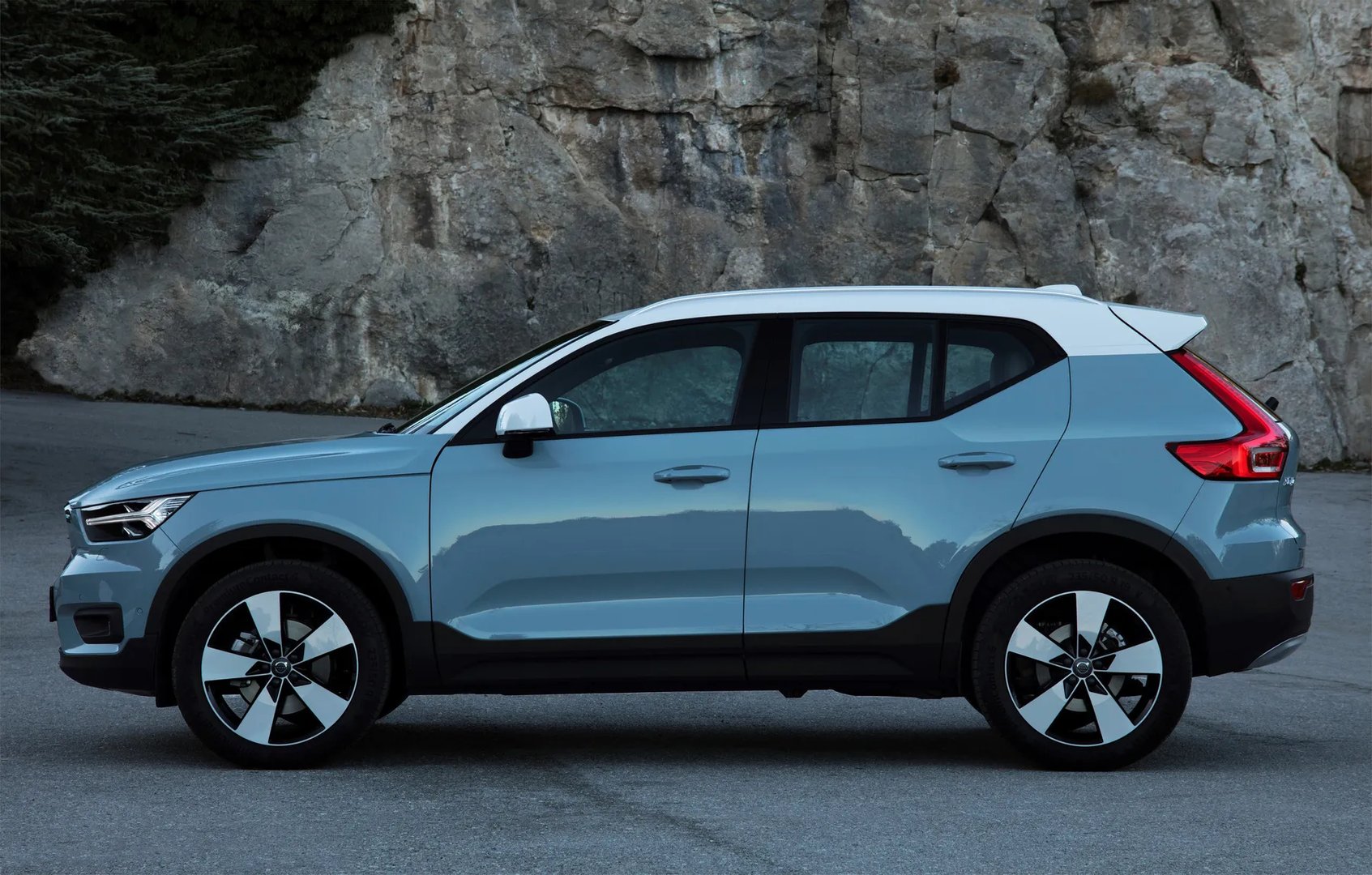 Volvo_XC40_1_generation__SUV_5-doors__1.jpg