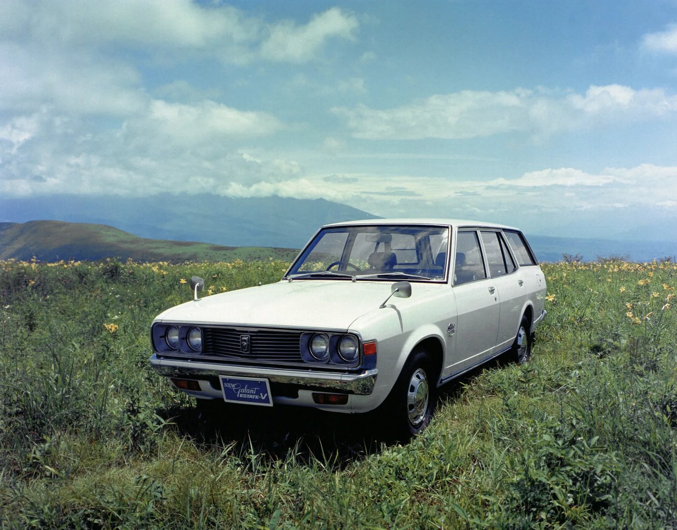 Mitsubishi_Galant_2_generation__Estate_5-door__2.jpg