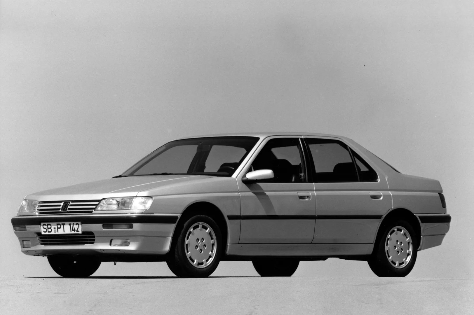 Peugeot_605_1_generation__Sedan__4.jpg
