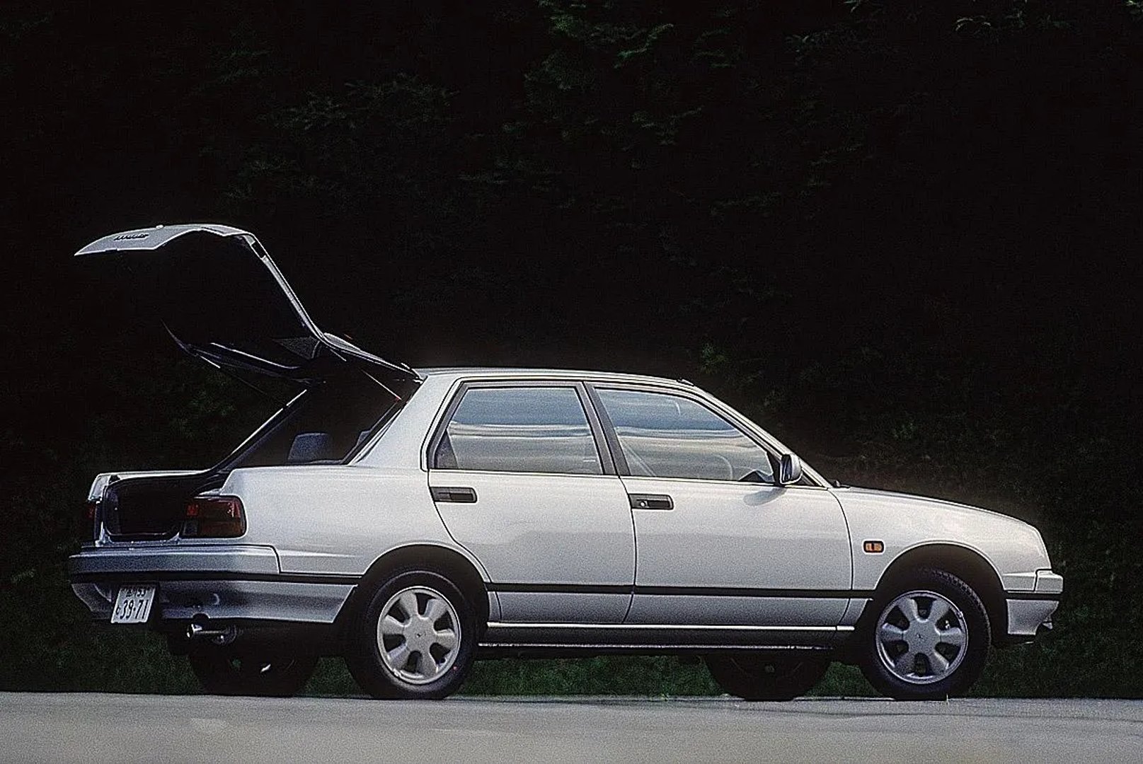 Daihatsu_Applause_1_generation__Liftback__1.jpg