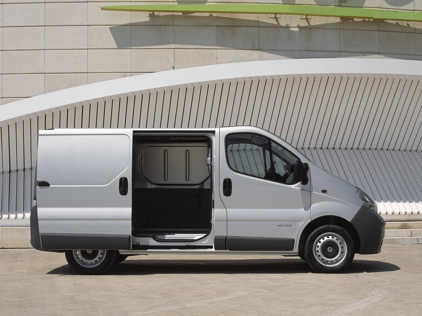 Nissan_Primastar_1_generation__Minivan__1.jpg