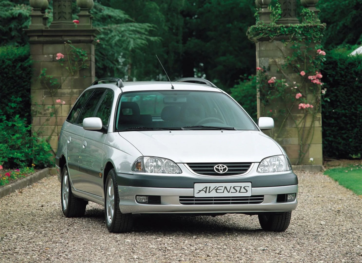 Toyota_Avensis_1_generation_restyling__Estate_5-door__2.jpg