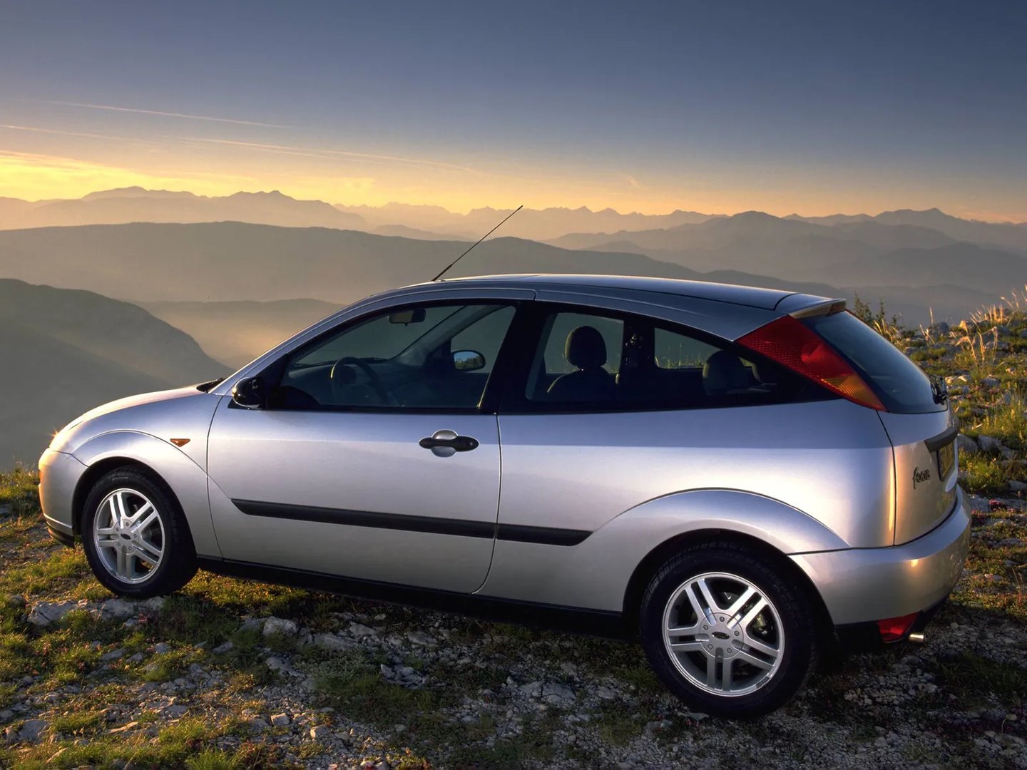 Ford_Focus_1_generation__Hatchback_3-door__3.jpg