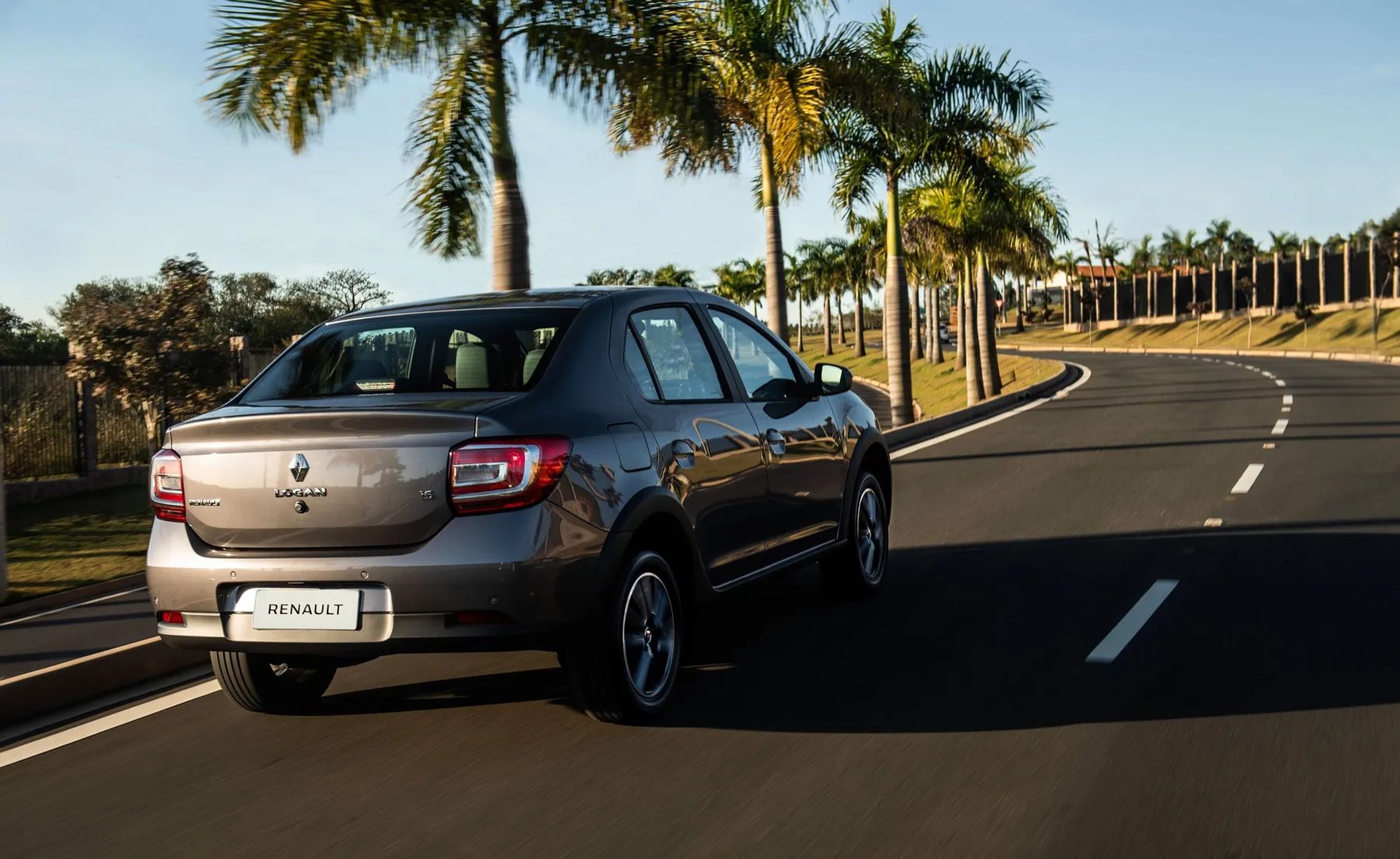Renault_Logan_2_generation_restyling__Sedan__7.jpg