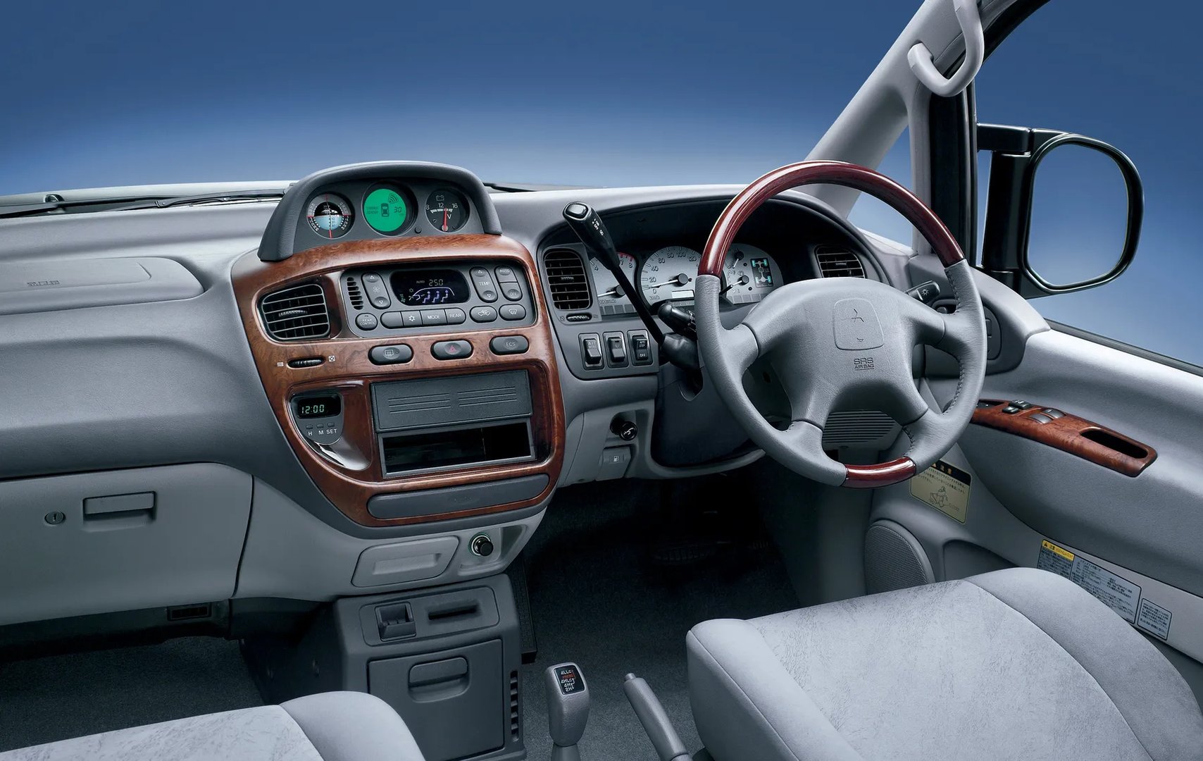 Mitsubishi_Delica_4_generation__Minivan__6.jpg