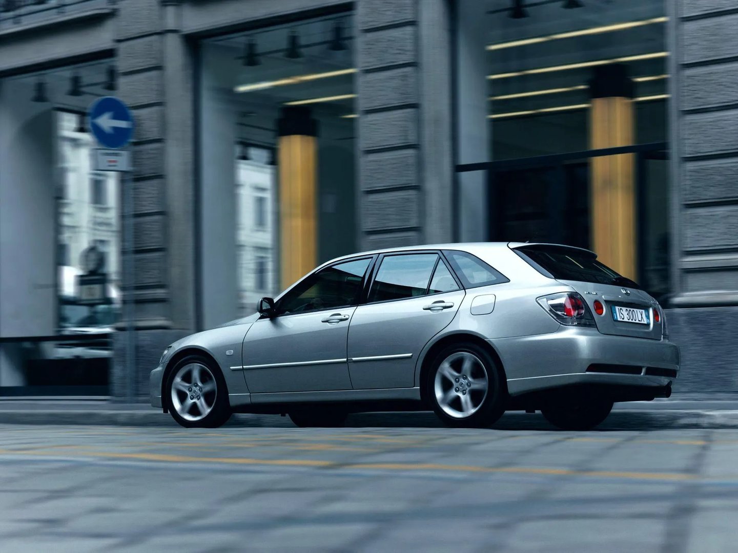 Lexus_IS_1_generation__Estate_5-door__5.jpg
