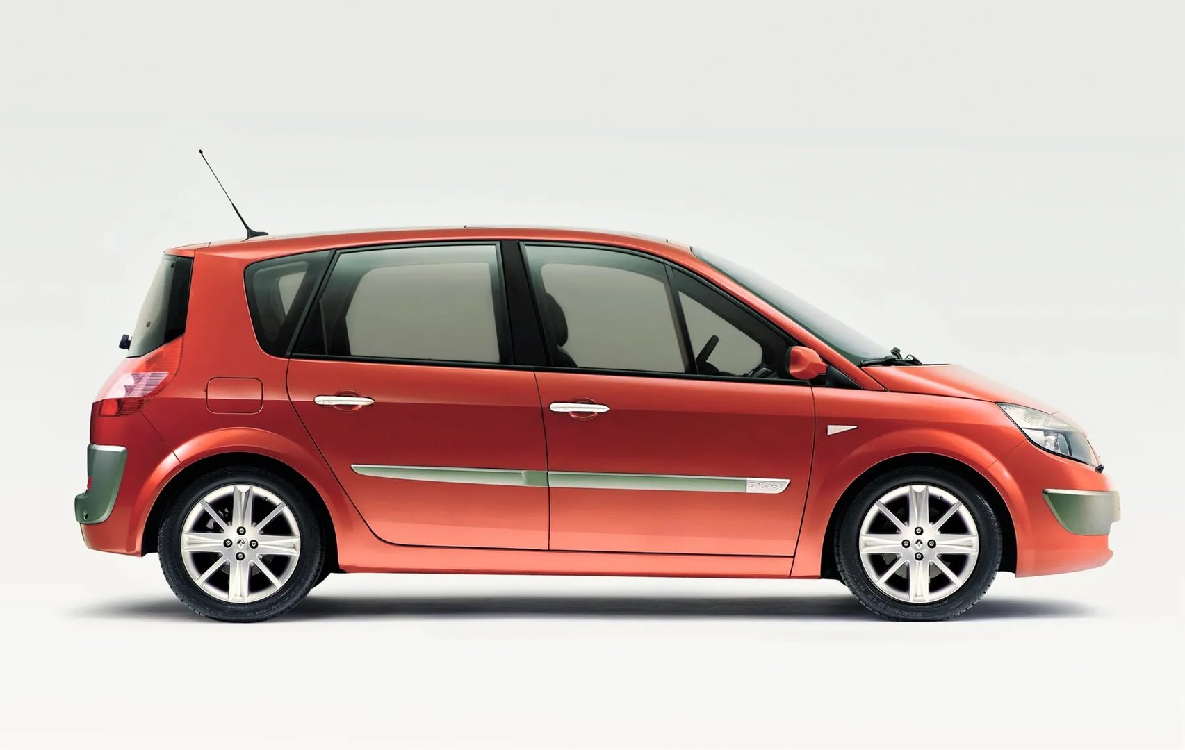 Renault_Scenic_2_generation__Compact_Van__4.jpg
