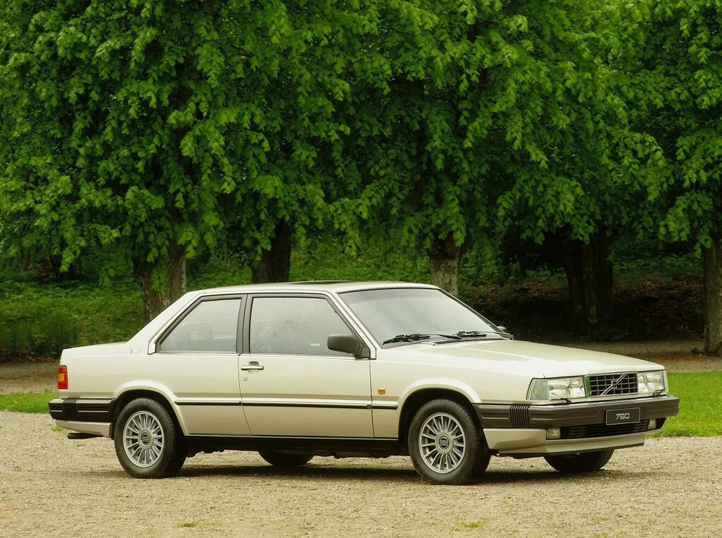 Volvo_780_1_generation__Sedan_2-doors__6.jpg