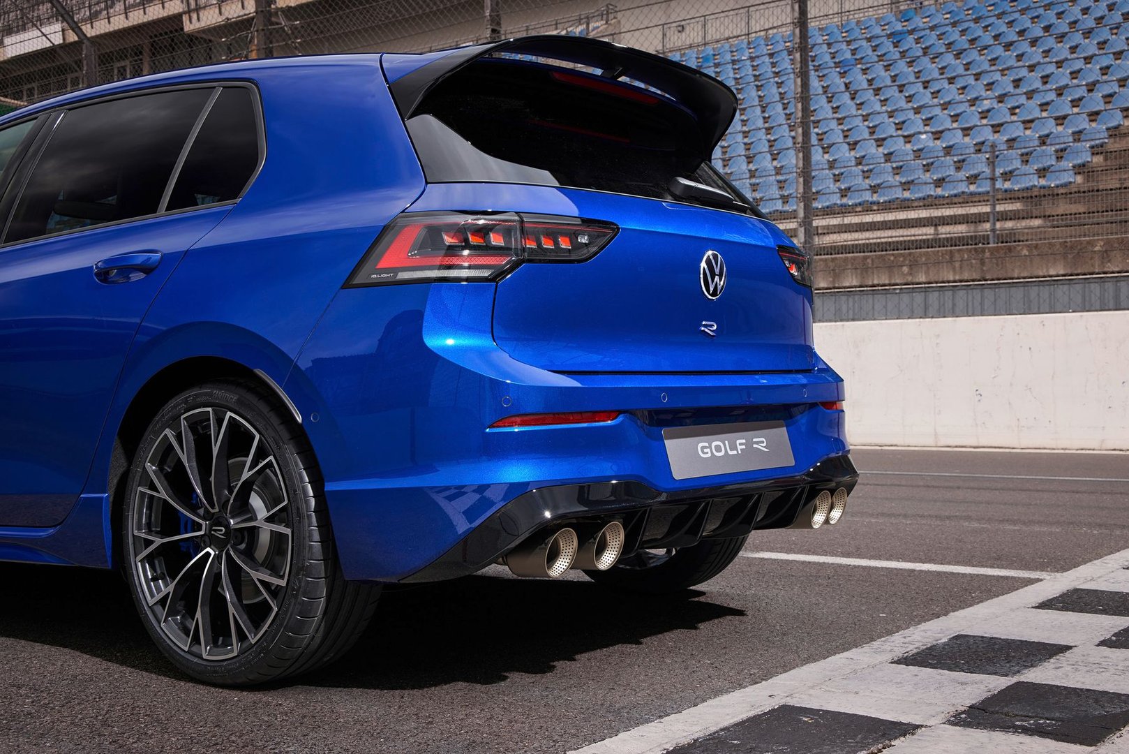 volkswagen_Golf_R_8_generation_restyling__Hatchback_5-door__13.jpg