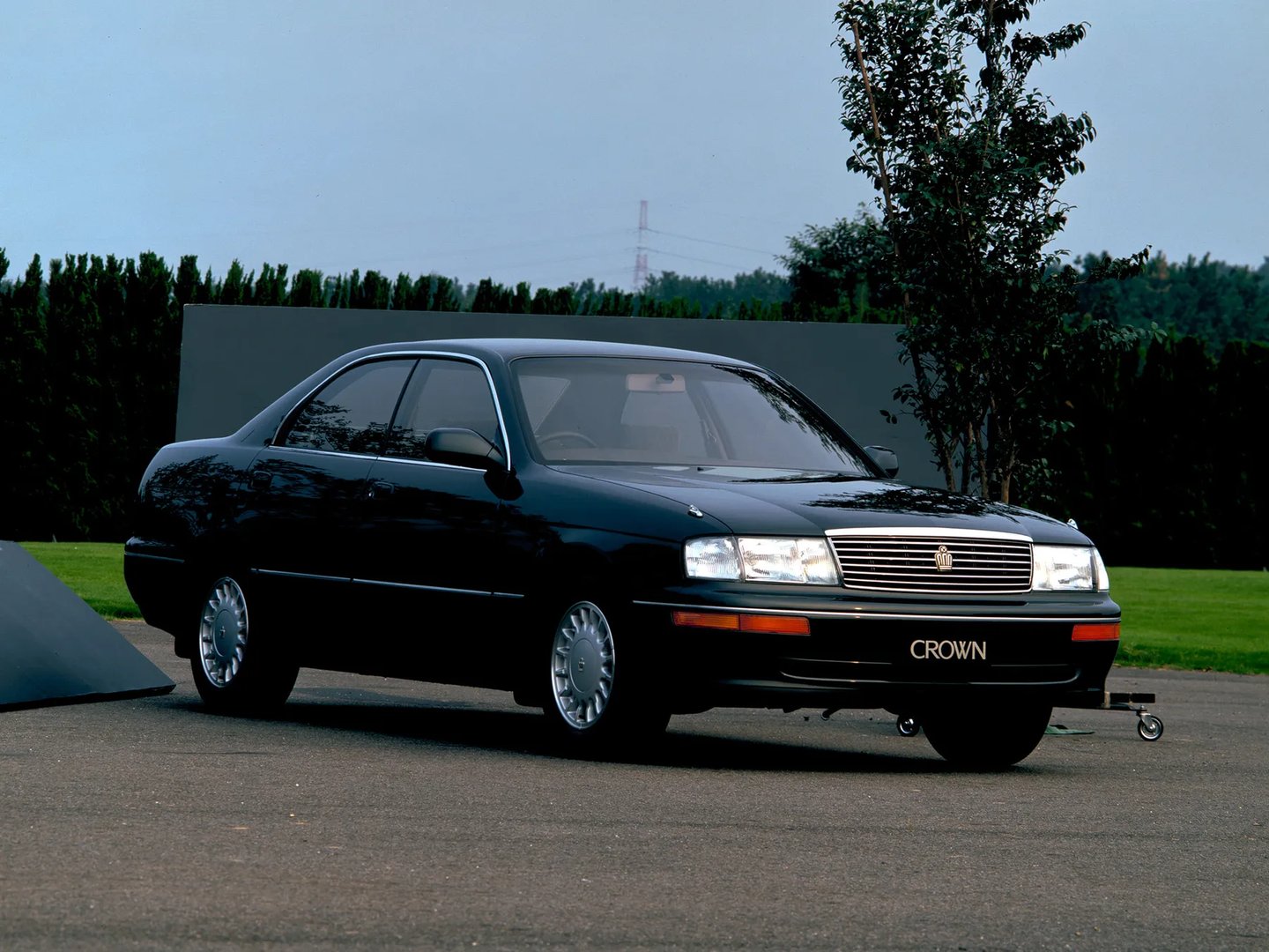 Toyota_Crown_9_generation__Sedan__13.jpg