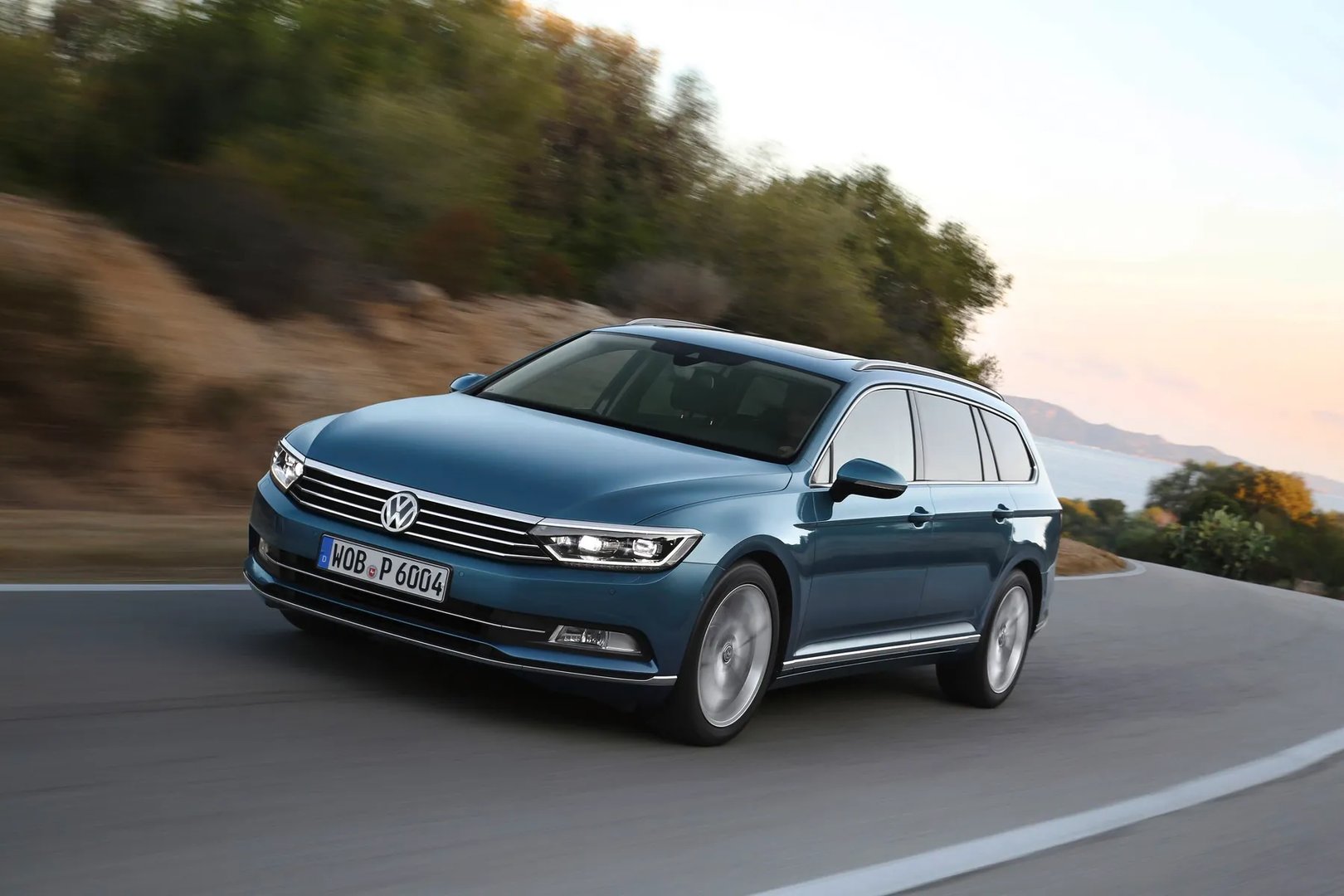 Volkswagen_Passat_8_generation__Estate_5-door__9.jpg