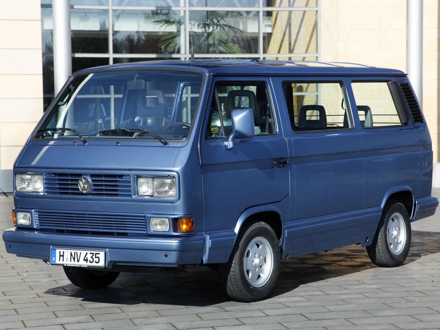 Volkswagen_Caravelle_3_generation__Minivan__3.jpg