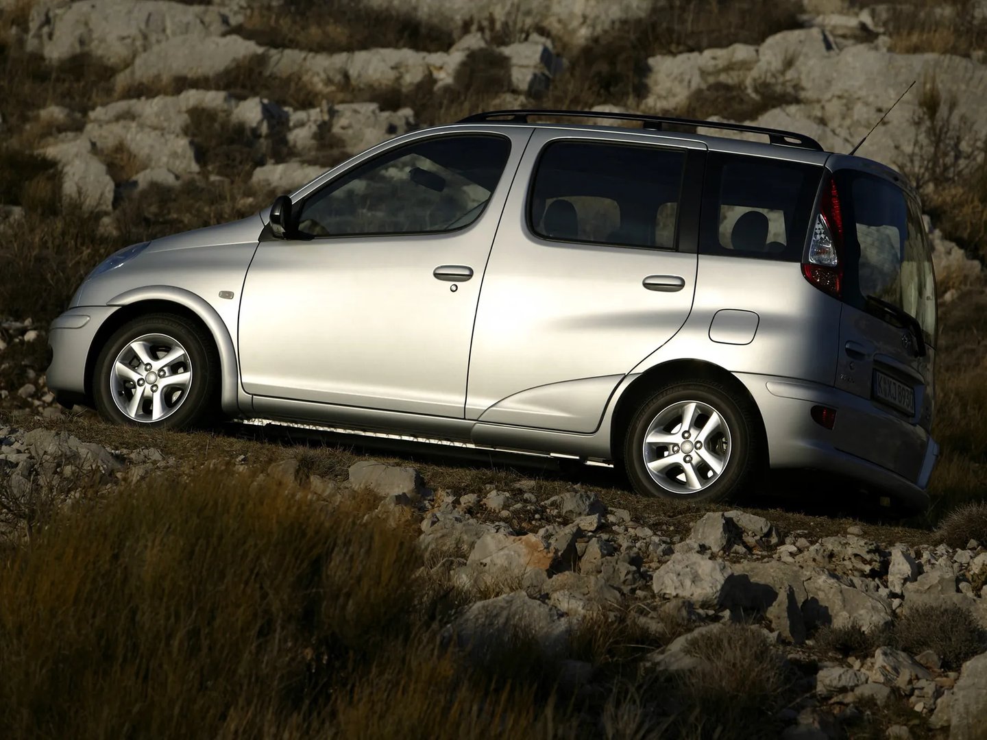 Toyota_Yaris_Verso_1_generation__Compact_Van__10.jpg