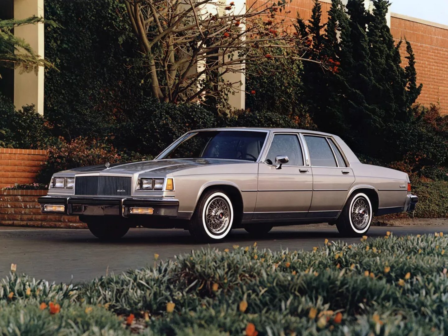 Buick_LeSabre_5_generation__Sedan__3.jpg