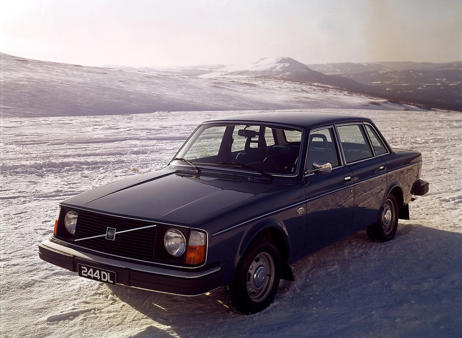 Volvo_240_Series_1_generation__Sedan__1.jpg