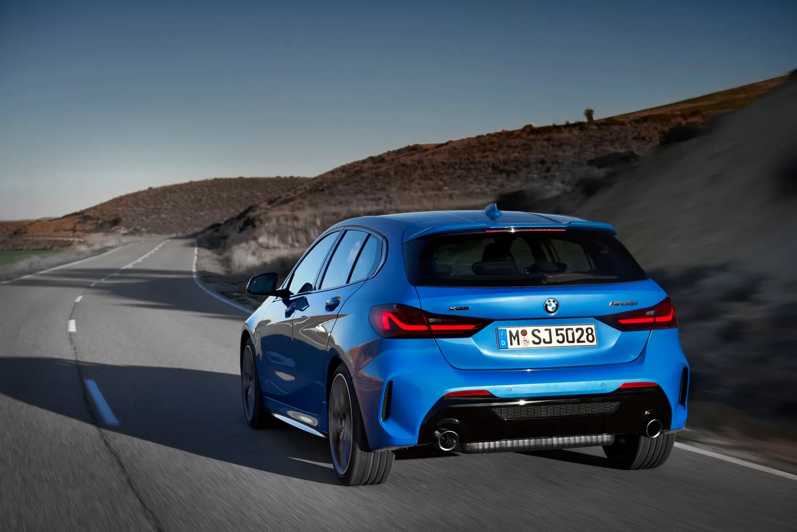 BMW_M1_1_generation__Hatchback_5-door__11.jpg