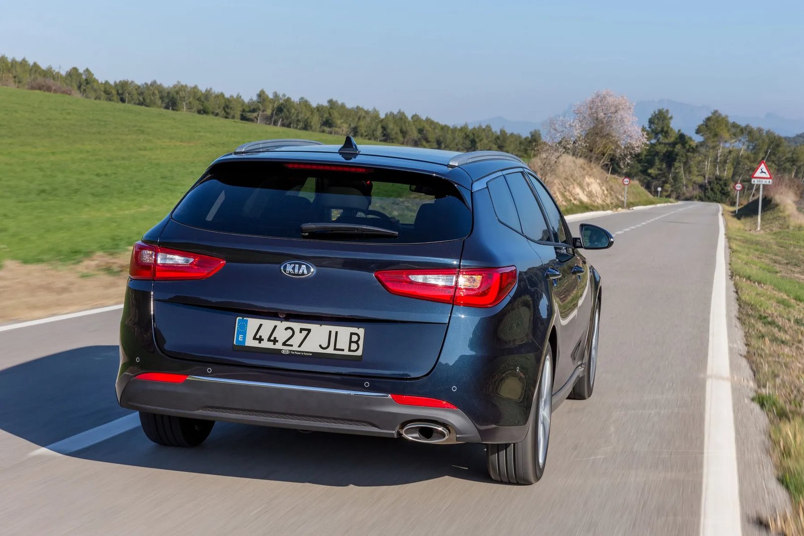Kia_Optima_4_generation__Estate_5-door__8.jpg