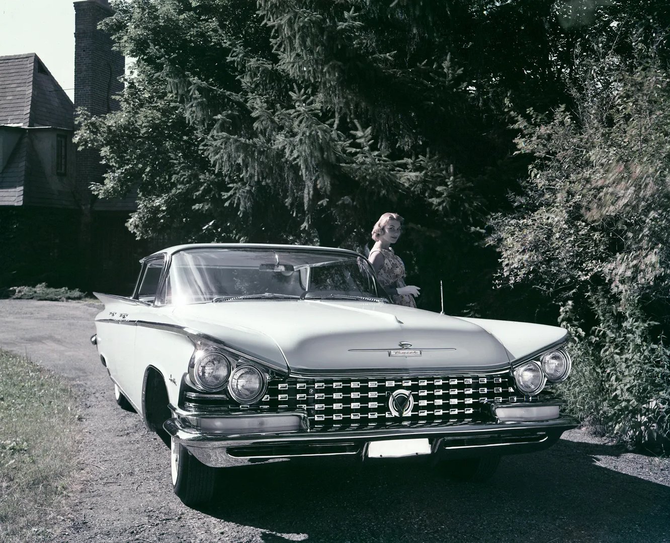 Buick_LeSabre_1_generation__Sedan_Hardtop__3.jpg
