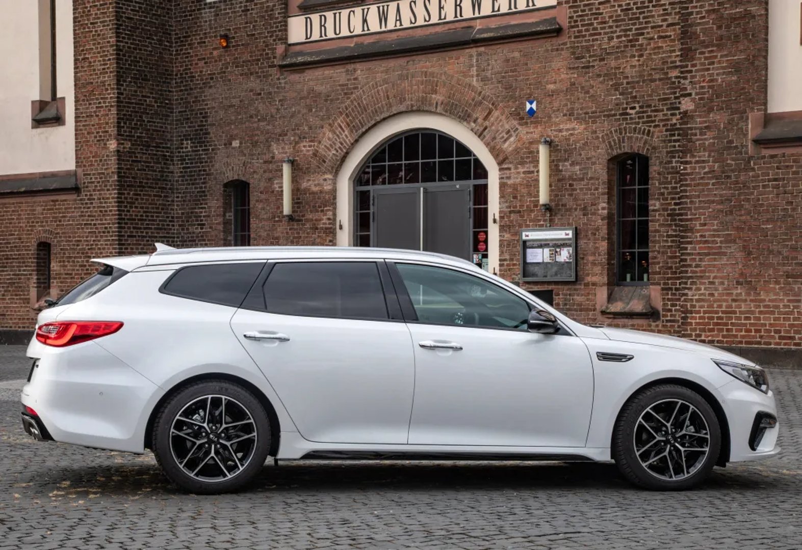 Kia_Optima_4_generation_restyling__Estate_5-door__9.jpg