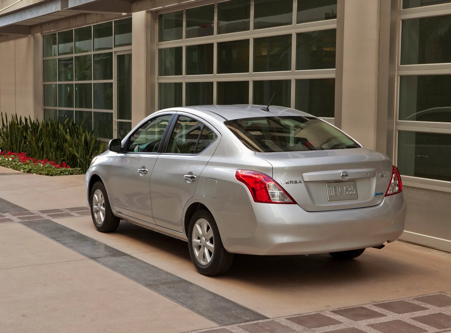 Nissan_Versa_2_generation__Sedan__9.jpg