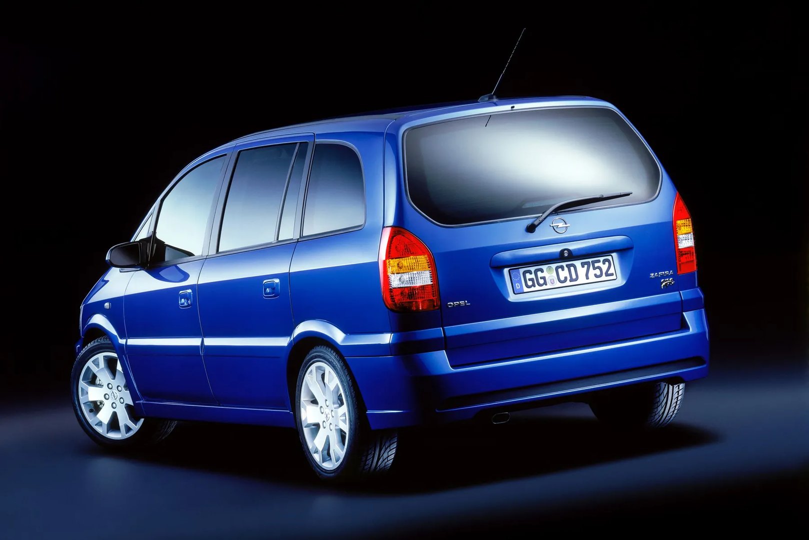 Opel_Zafira_OPC_1_generation__Compact_Van__2.jpg
