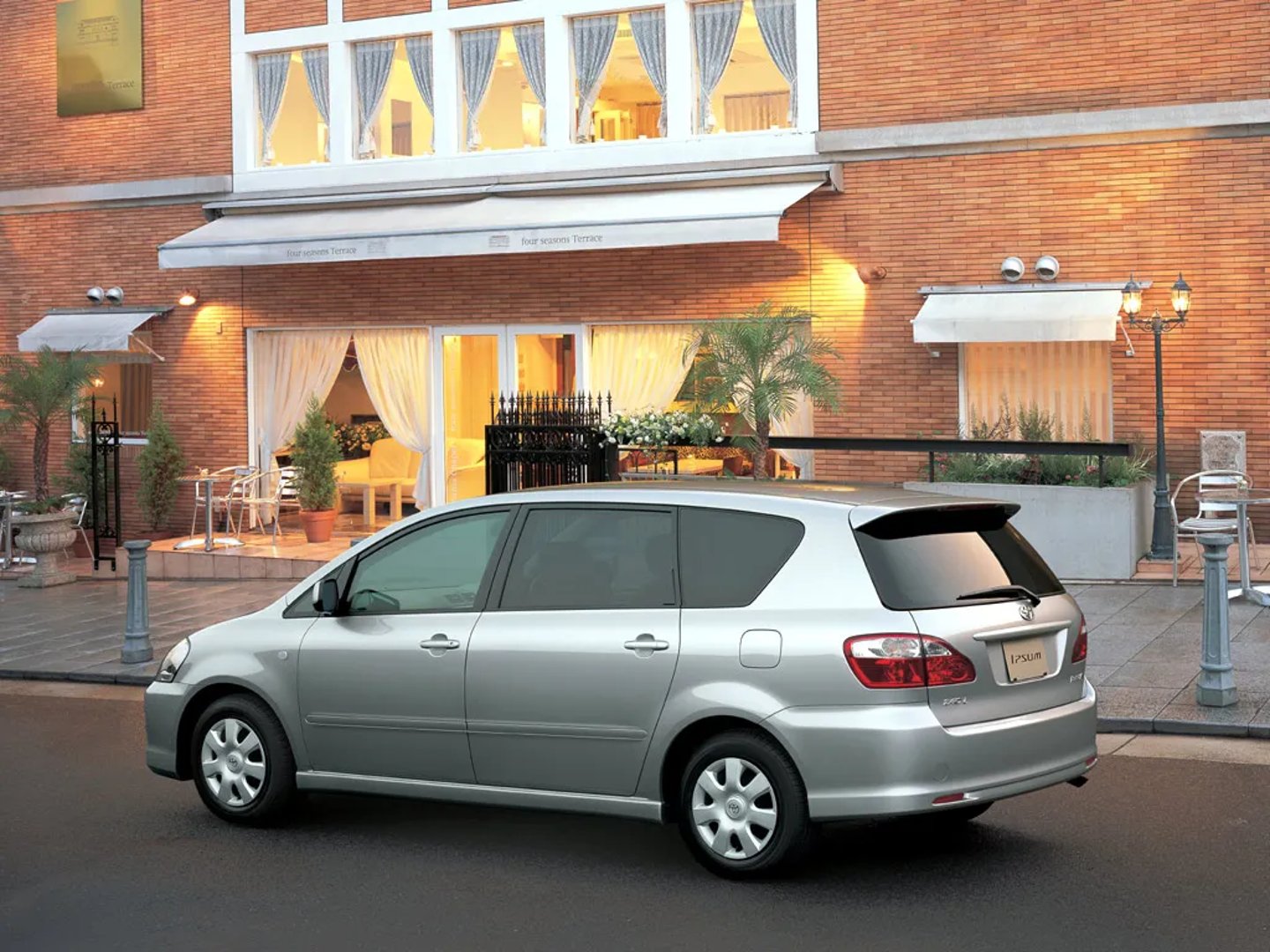 Toyota_Ipsum_2_generation_restyling__Compact_Van__2.jpg