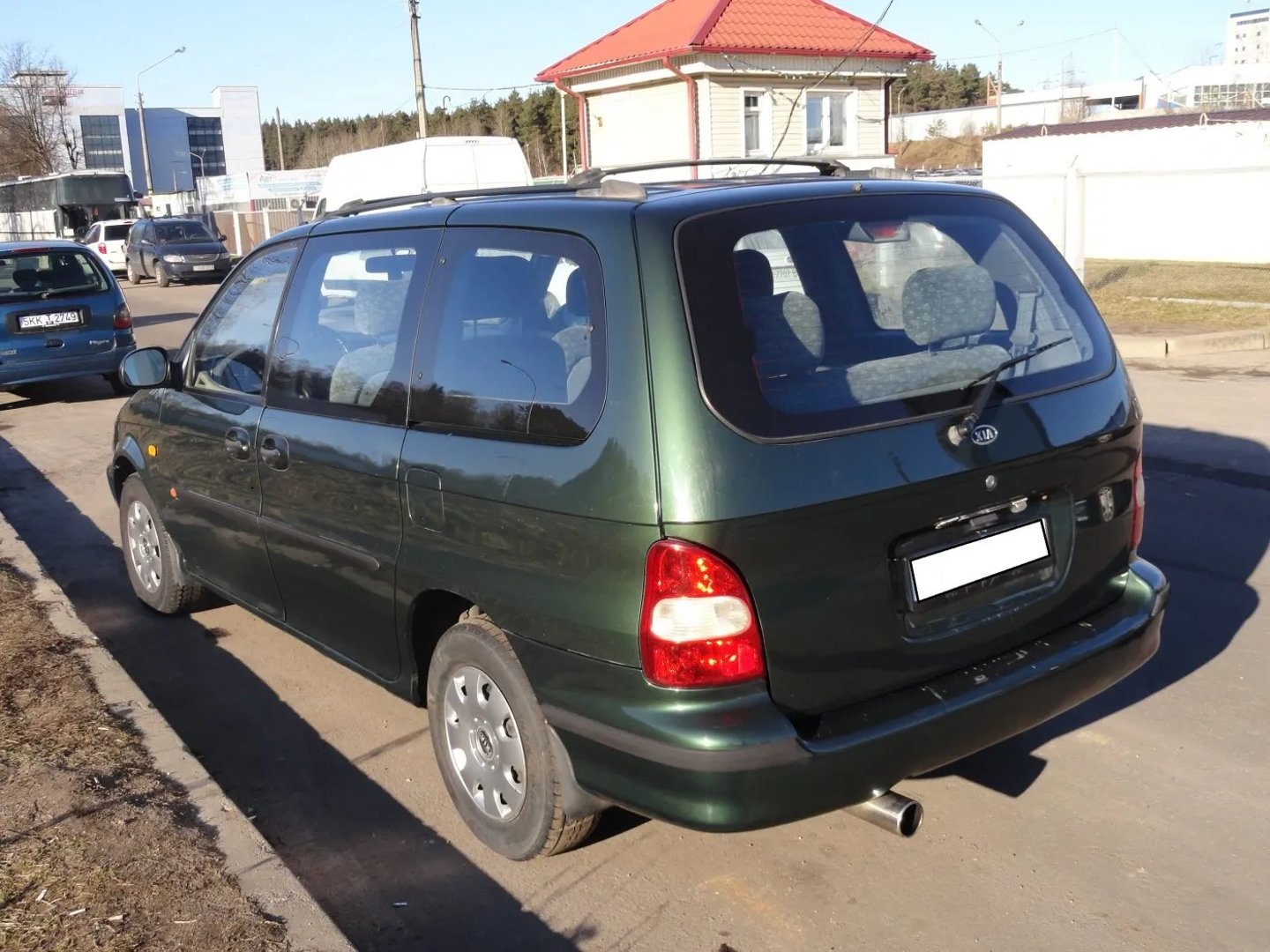Kia_Carnival_1_generation__Minivan__5.jpg