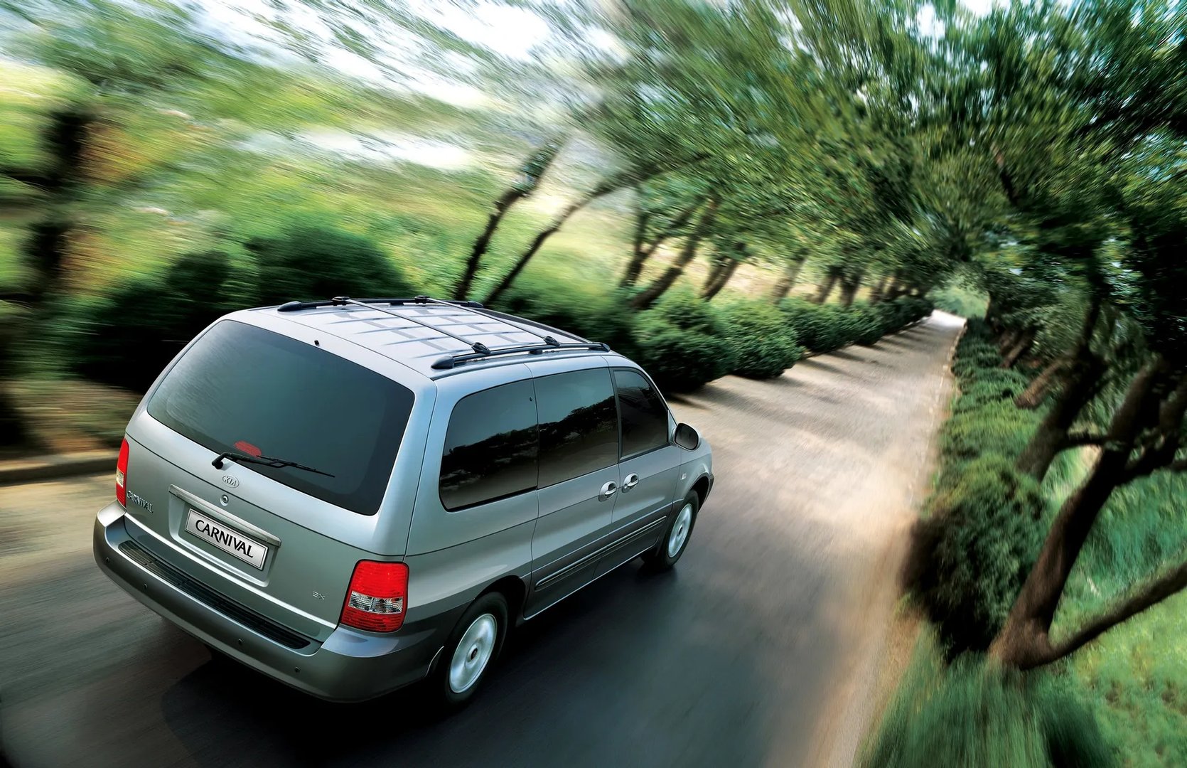 Kia_Carnival_1_generation_restyling__Minivan__13.jpg