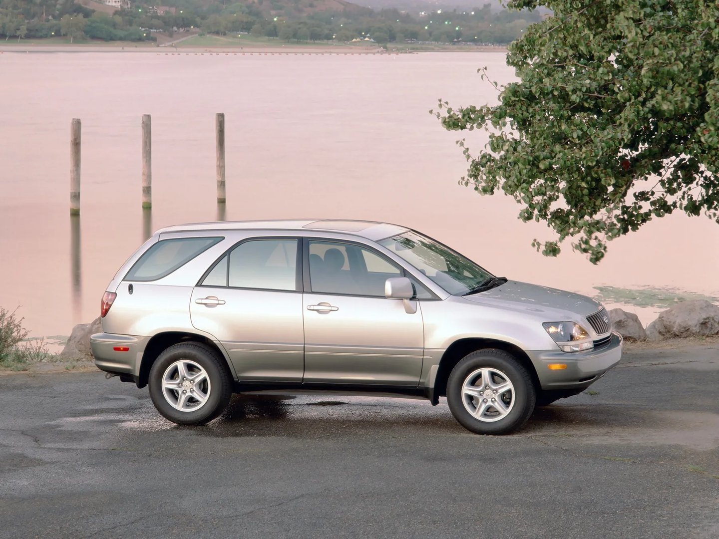 Lexus_RX_1_generation__SUV_5-doors__4.jpg